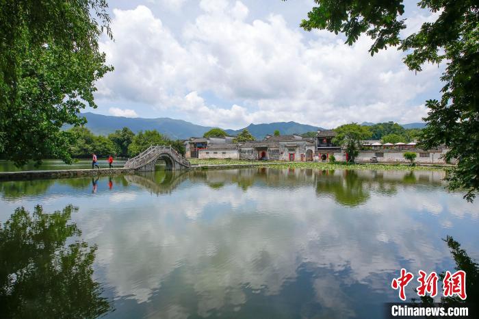 在安徽省黃山市黟縣宏村南湖拍攝的夏日美景。　施亞磊 攝