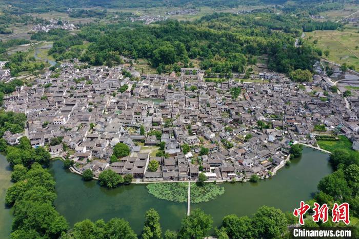 2022年5月24日，在安徽省黃山市黟縣宏村南湖拍攝的夏日美景。(無(wú)人機(jī)照片) 施亞磊 攝