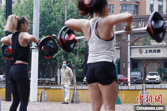 市民在防范區(qū)街頭空曠的場(chǎng)地上鍛煉，路過的市民紛紛駐足觀看。　殷立勤 攝