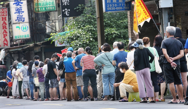 許多民眾去藥局排隊(duì)購(gòu)買快篩試劑。(資料照 范揚(yáng)光攝) 圖片來源“中時(shí)新聞網(wǎng)”.jpg