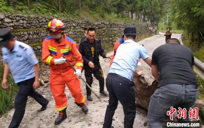 四川雅安蘆山6.1級(jí)地震：大批救援力量趕赴震區(qū)部分列車晚點(diǎn)