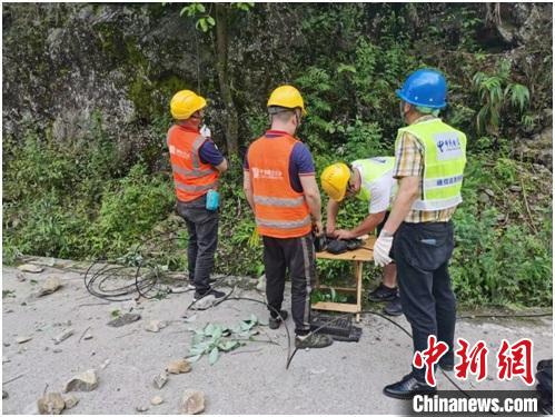 中國電信搶險人員在寶興和蘆山之間小漁溪進行光纜搶修?！≈袊娦潘拇ü竟﹫D