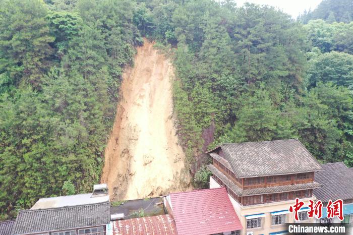 航拍古宜鎮(zhèn)雅谷路后山發(fā)生山體崩塌?！V西自然資源廳 供圖