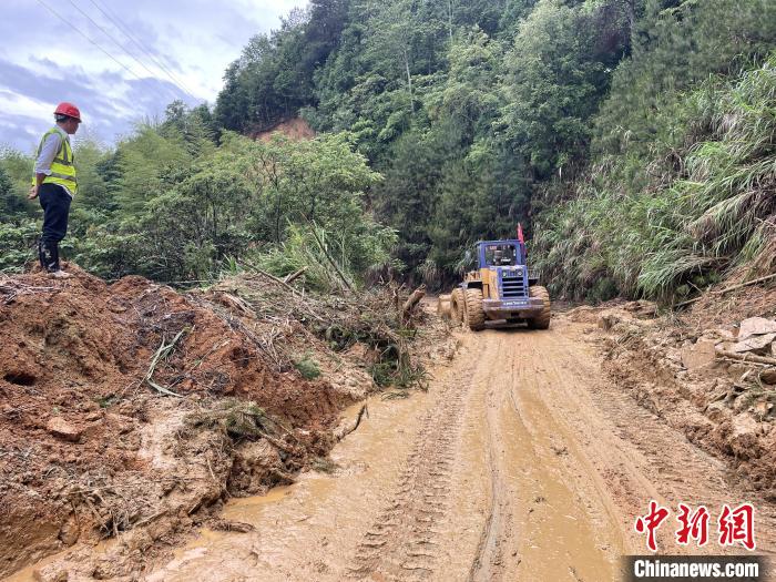 圖為中鐵二十二局裝載機(jī)清理古田鎮(zhèn)道路塌方?！⊥醣?攝