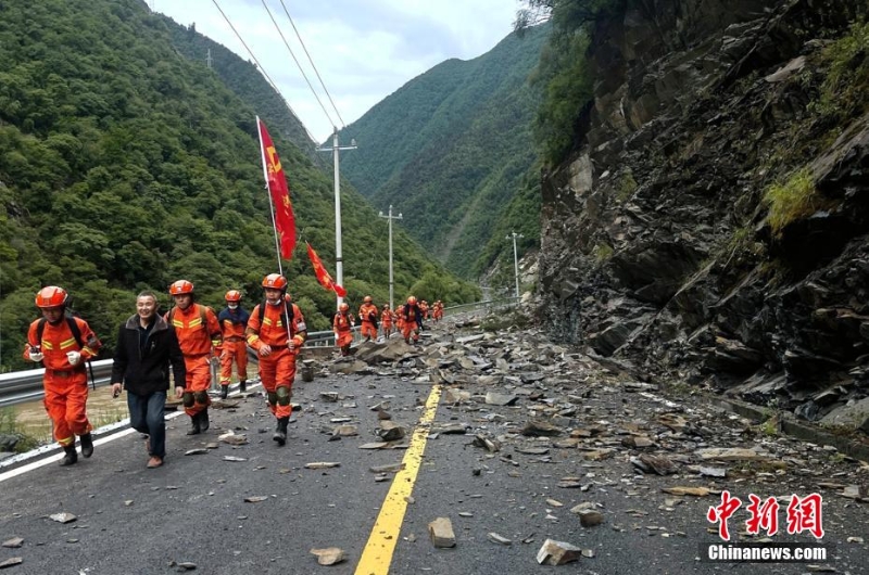 四川馬爾康地震：消防救援力量徒步抵達(dá)震中