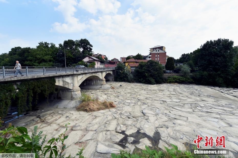 意大利波河支流面臨70年來(lái)最嚴(yán)重干旱 河床干涸見底