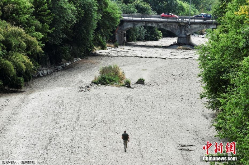 意大利波河支流面臨70年來(lái)最嚴(yán)重干旱 河床干涸見底