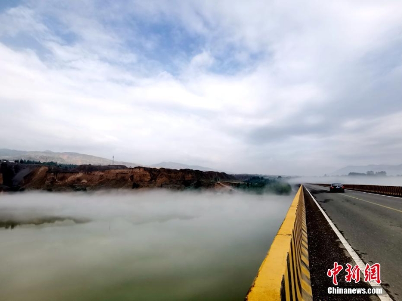 青海尖扎：薄霧、群山、綠樹(shù)勾勒黃河夏日?qǐng)D景