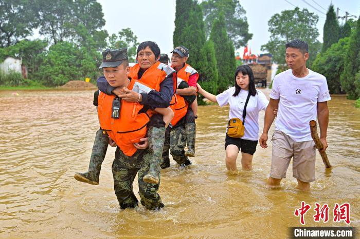 武警江西總隊(duì)機(jī)動(dòng)支隊(duì)官兵奔赴江西景德鎮(zhèn)市樂平市樂港鎮(zhèn)救助轉(zhuǎn)移受災(zāi)群眾。　彭丁 攝