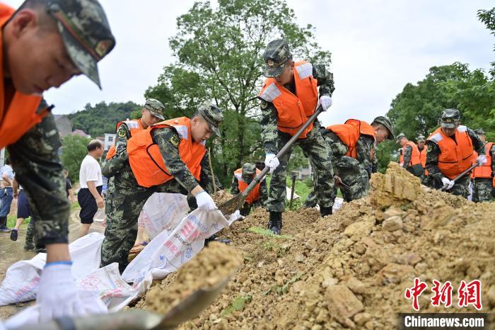 武警江西總隊(duì)機(jī)動(dòng)支隊(duì)官兵奔赴江西景德鎮(zhèn)市樂平市開展搶險(xiǎn)救援，填裝沙袋?！∨矶?攝