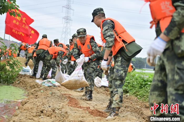 武警江西總隊(duì)機(jī)動(dòng)支隊(duì)官兵奔赴江西景德鎮(zhèn)市樂平市開展搶險(xiǎn)救援，傳遞沙袋?！∨矶?攝