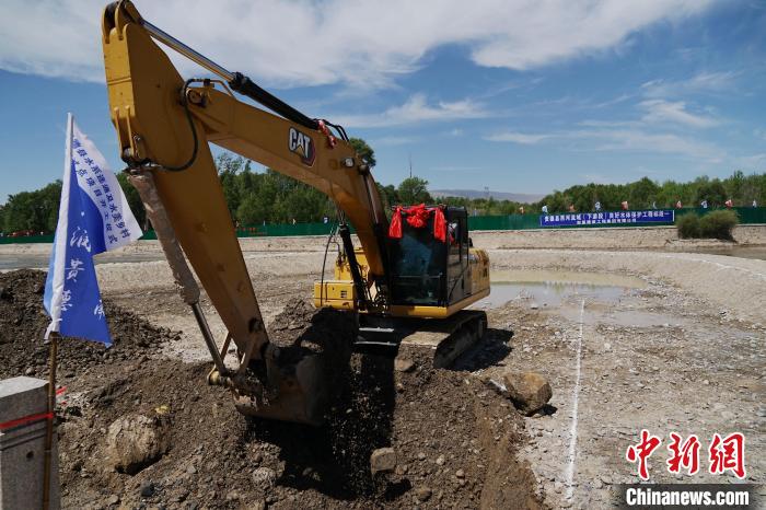 圖為貴德縣水系連通及水美鄉(xiāng)村建設(shè)試點項目開工儀式現(xiàn)場?！●R銘言 攝