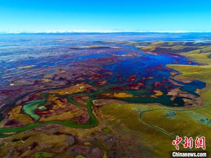 圖為黃河源頭瑪多縣湖泊?！」逯莠敹嗫h委宣傳部 供圖