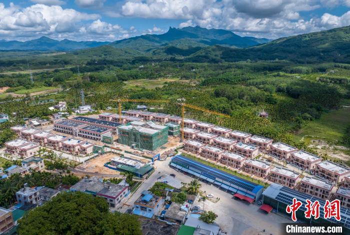 圖為航拍海南省保亭黎族苗族自治縣什玲鎮(zhèn)(水賢村、什東村)生態(tài)搬遷安置區(qū)項(xiàng)目。　駱云飛 攝