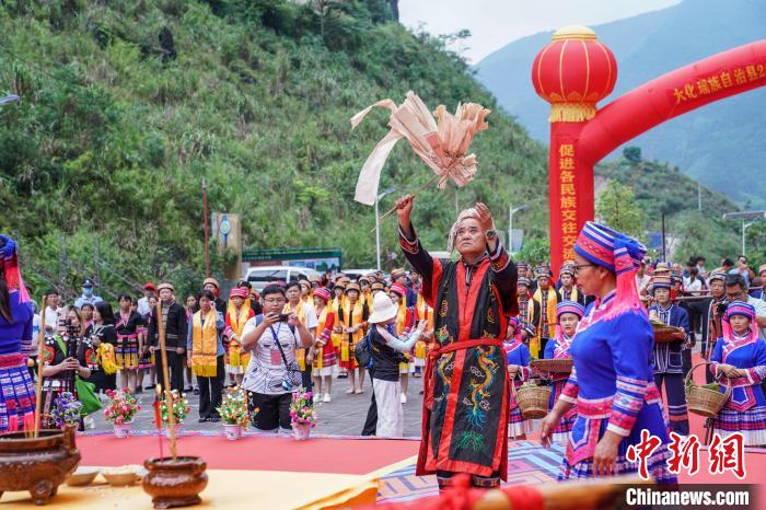 圖為布努瑤民眾在密洛陀始祖塑像前進行祭祀?！￡惞谘?攝