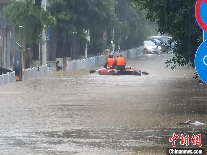 強(qiáng)降雨導(dǎo)致粵北韶關(guān)出現(xiàn)嚴(yán)重內(nèi)澇，救援人員在搜救被困人員(資料圖) 韶關(guān)市政府 供圖