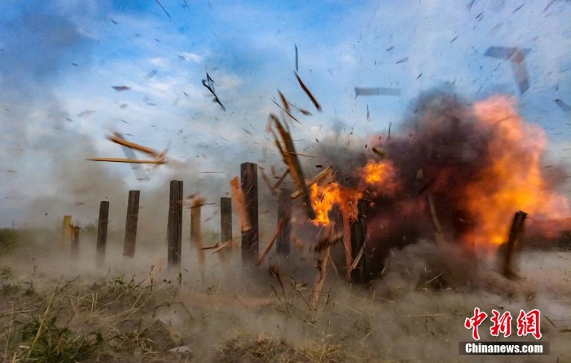 40℃高溫 武警上?？傟牎叭龑崱庇?xùn)練戰(zhàn)味十足