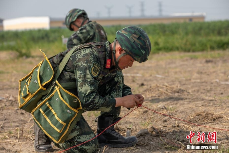 40℃高溫 武警上?？傟牎叭龑崱庇?xùn)練戰(zhàn)味十足