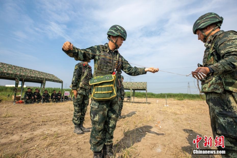 40℃高溫 武警上?？傟牎叭龑崱庇?xùn)練戰(zhàn)味十足