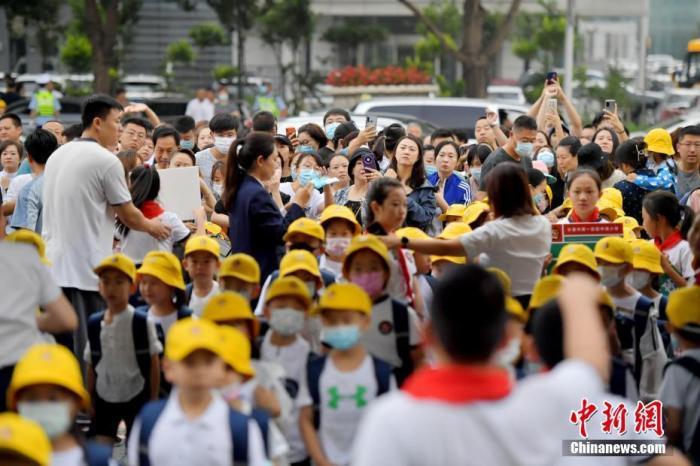 資料圖：新生家長(zhǎng)們目送學(xué)生進(jìn)入校園。 <a target='_blank' href='/'>中新社</a>記者 張瑤 攝