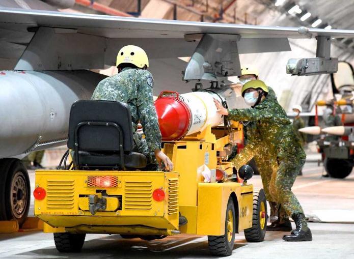 武掛分隊士官兵在佳山洞庫內(nèi)替F-16戰(zhàn)機(jī)進(jìn)行空射型魚叉飛彈掛載。圖片來源：臺灣“中時新聞網(wǎng)”(臺“空軍司令部”提供)