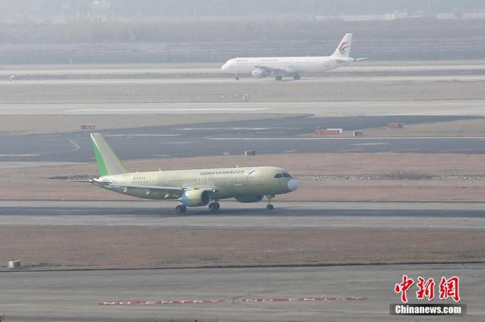 2019年12月27日，中國商飛C919大型客機106架機(前)從浦東機場第四跑道起飛。 <a target='_blank' href='/'>中新社</a>記者 殷立勤 攝