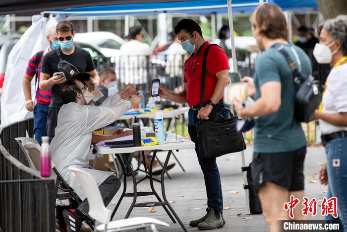 當?shù)貢r間7月26日，美國紐約曼哈頓一處猴痘疫苗接種點，工作人員為民眾驗證預約信息 <a target='_blank' href='/'>中新社</a>記者 廖攀 攝