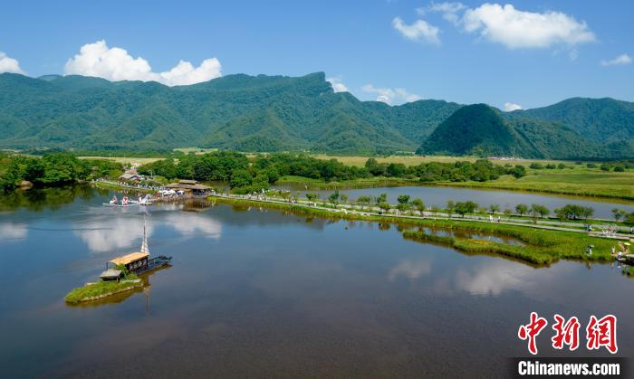 圖為航拍神農(nóng)架大九湖高山濕地風(fēng)光 鄭子顏 攝