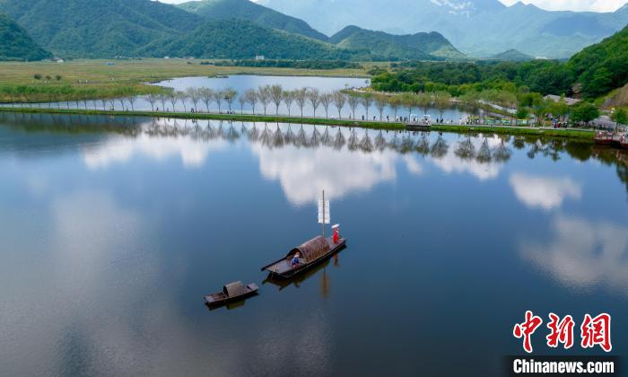 圖為航拍盛夏的神農(nóng)架大九湖美如仙境 張暢 攝