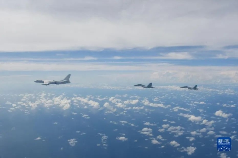 8月7日，中國人民解放軍東部戰(zhàn)區(qū)按計劃，繼續(xù)在臺島周邊?？沼蜻M(jìn)行實(shí)戰(zhàn)化聯(lián)合演訓(xùn)。這是戰(zhàn)機(jī)編隊飛行。圖片來源：新華網(wǎng) 李秉諭 攝