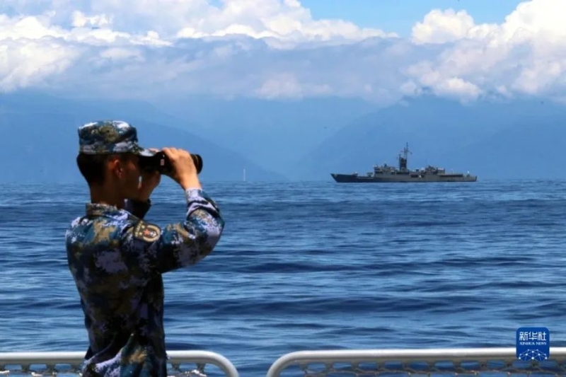 8月5日，中國人民解放軍東部戰(zhàn)區(qū)海軍繼續(xù)在臺島周邊海域展開實(shí)戰(zhàn)化訓(xùn)練。這是某艦官兵在瞭望觀察。新華社發(fā) 林健 攝