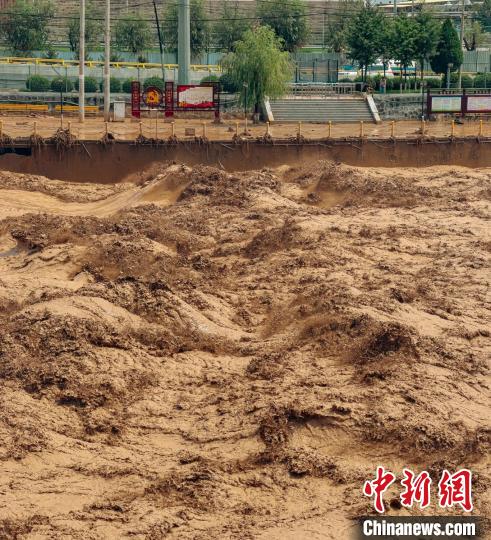 強(qiáng)降雨持續(xù)“擾”晉山西呂梁多輛汽車被洪水沖走