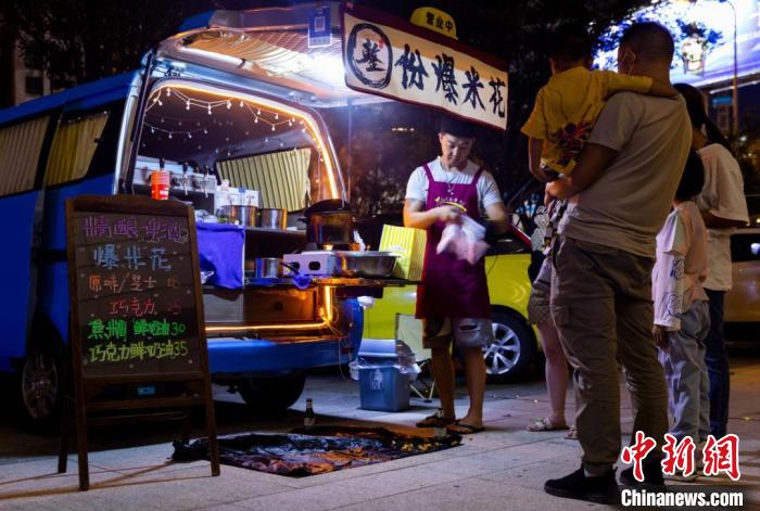 圖為貴州省地質(zhì)博物館的“后備箱”美食市集。　貴州省地質(zhì)博物館供圖