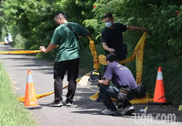 臺(tái)南市兩名警察22日在臺(tái)南安南區(qū)追查失竊贓車，遭到兇嫌林某持刀攻擊殉職，距離兇嫌攻擊第一現(xiàn)場(chǎng)約100米外的道路，鑒識(shí)人員在路上采到疑似兇嫌可疑血跡。 圖片來源 臺(tái)灣《聯(lián)合報(bào) 》 劉學(xué)圣 攝