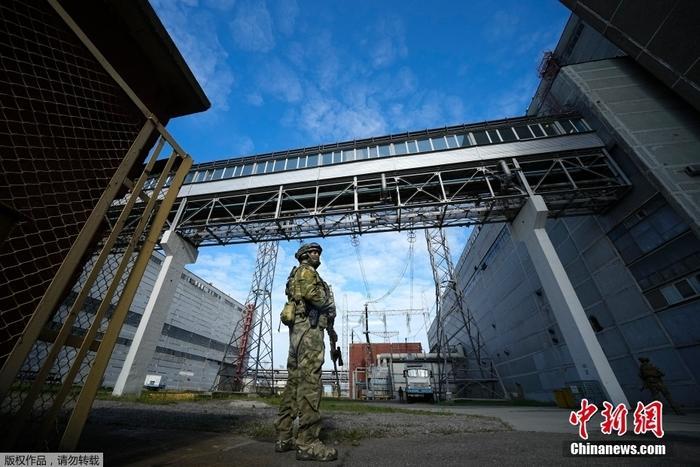 當?shù)貢r間5月1日，烏克蘭東南部，一名俄軍人守衛(wèi)扎波羅熱核電站的一個區(qū)域。