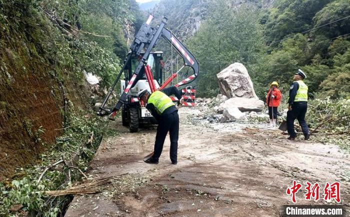 交警和救援力量正在疏通受損道路?！「首沃莨簿止﹫D