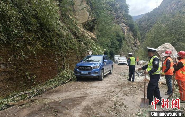 甘孜州公安交警等救援力量正在搶通地震中受損的道路，疏散車輛?！「首沃莨簿止﹫D