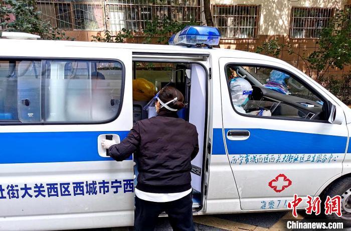 圖為李啟花護送病人上救護車?！±钪句h 攝