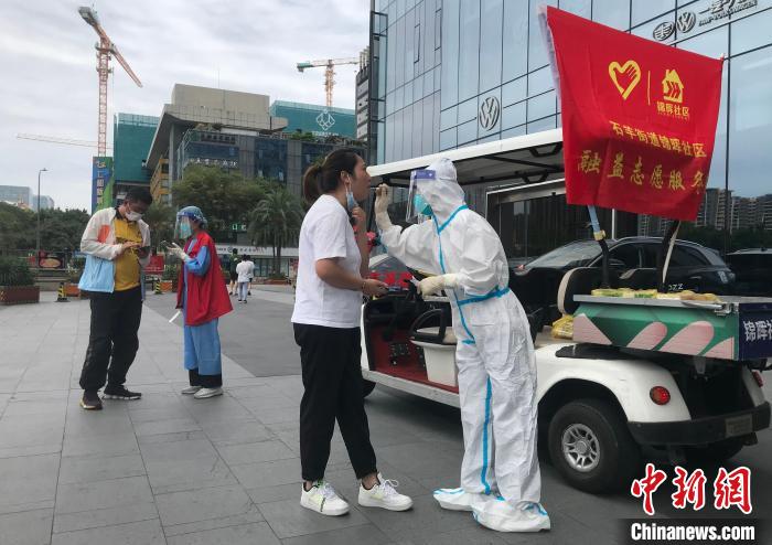 流動核酸采樣車正在進(jìn)行核酸采樣，掃碼、采樣同步進(jìn)行，用時不到1分鐘。　王磊 攝