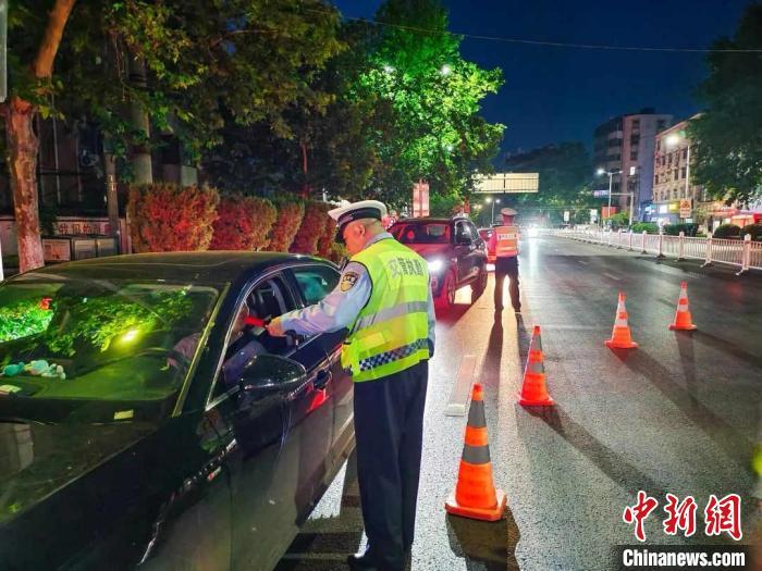 資料圖：交警設(shè)卡查酒駕?！“不帐」矎d交警總隊供圖