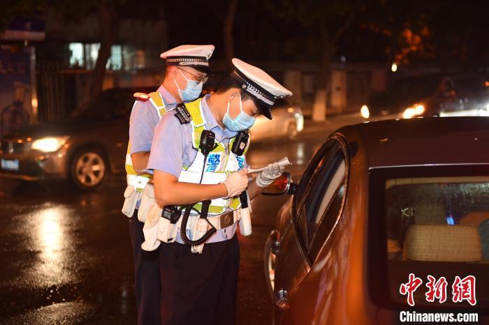 資料圖：天津民警正在對車輛進(jìn)行檢查。天津市公安局供圖