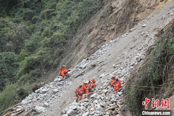 李柔拍攝的地震救援畫面?！∈茉L者供圖