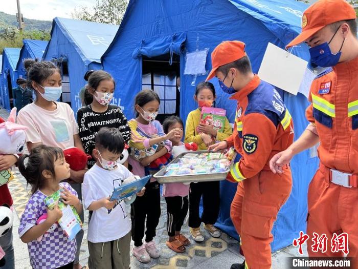 臨時安置點消防員給村民和孩子送上中秋月餅?！埼?攝