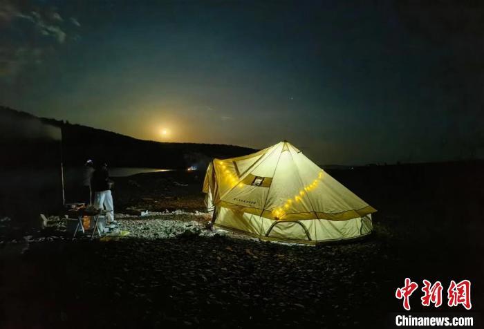 圖為中秋夜，游客露營賞月。　巴特爾　攝
