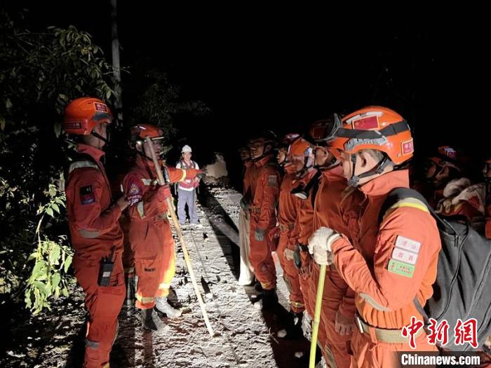 四川瀘定6.8級地震：徒步深入“孤島”打通草科鄉(xiāng)生命通道