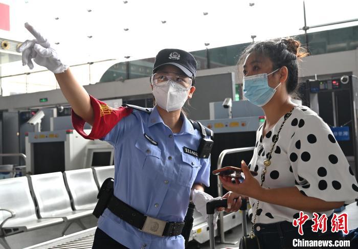 成都鐵路公安處成都東車站派出所民警常琴茜在候車廳為旅客指引候車口?！“苍?攝