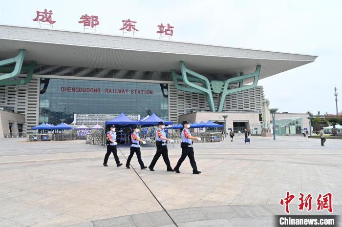 成都鐵路公安處成都東車站派出所民警在車站巡邏?！“苍?攝