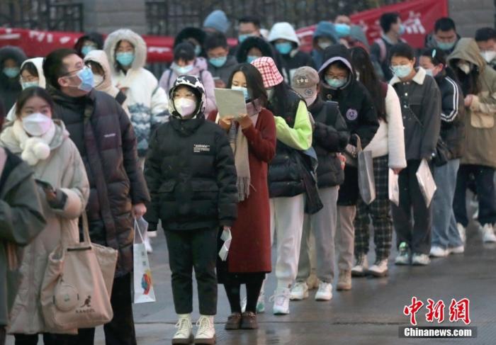 資料圖：考生在陜西省西安市的西安醫(yī)學(xué)院考點外等待入場。 <a target='_blank' href='/'>中新社</a>記者 張遠 攝