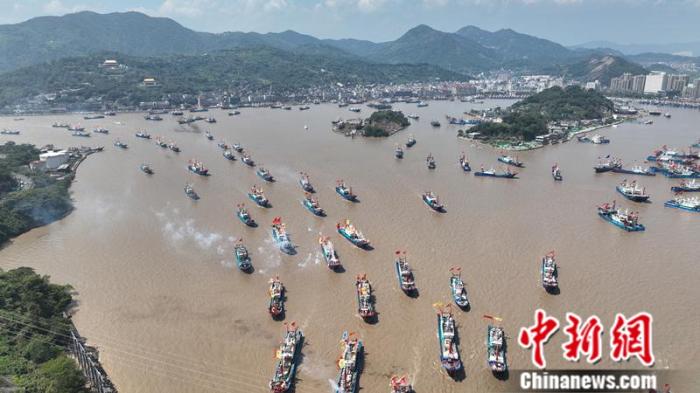 漁船駛離石浦港。王剛 攝