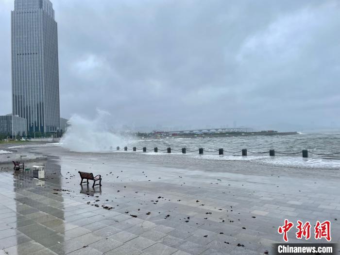 圖為“梅花”到來(lái)，海面上刮起大風(fēng)卷起大浪。　王斯文 攝